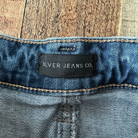 Silver Jeans Co. Women's Size 26 Boyfriend Short 4.5" Cuffed in Medium Blue - Picture 5 of 7